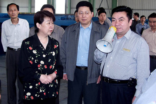 安徽省人大常委會(huì)副主任文海英來(lái)中德機(jī)床視察 安徽省人大常委會(huì)副主任文海英來(lái)中德機(jī)床視察