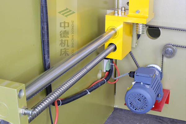 ZDP-4022高精度x軸結構,采用滾珠絲桿,精度高無游隙.jpg ZDP-4022高精度x軸結構,采用滾珠絲桿,精度高無游隙.jpg