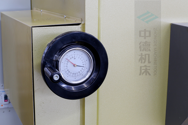 ZDG-632刀片間隙調節裝置，設置在機架前面，并有刻度顯示，調節方便.jpg