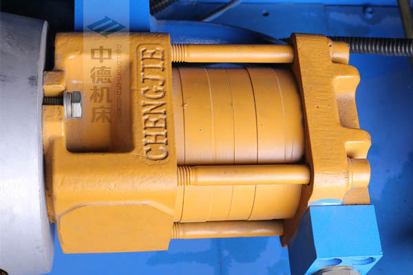 ZDPK-4015采用國內(nèi)一流品牌電機及油泵,動力強勁,噪音低.jpg ZDPK-4015采用國內(nèi)一流品牌電機及油泵,動力強勁,噪音低.jpg